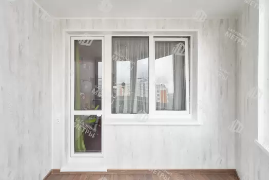 Отделка балкона МДФ панелями с эркерным остеклением Rehau Отделка балкона МДФ панелями с эркерным остеклением Rehau