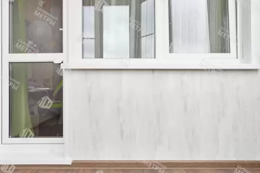 Отделка балкона МДФ панелями с эркерным остеклением Rehau Отделка балкона МДФ панелями с эркерным остеклением Rehau