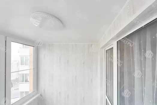 Отделка балкона МДФ панелями с эркерным остеклением Rehau Отделка балкона МДФ панелями с эркерным остеклением Rehau