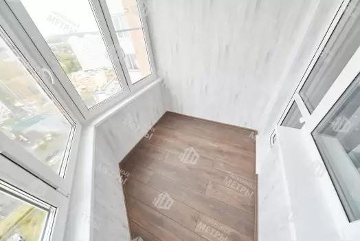 Отделка балкона МДФ панелями с эркерным остеклением Rehau Отделка балкона МДФ панелями с эркерным остеклением Rehau