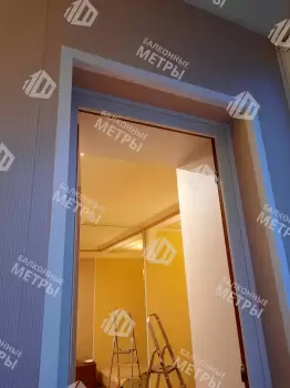 Отделка балкона панелями ПВХ и ламинат и установка кованого настенного плафона Отделка балкона панелями ПВХ и ламинат и установка кованого настенного плафона