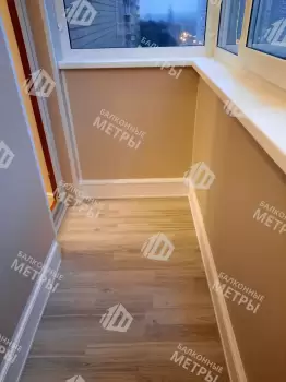 Отделка балкона панелями ПВХ и ламинат и установка кованого настенного плафона Отделка балкона панелями ПВХ и ламинат и установка кованого настенного плафона