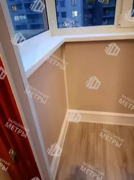 Отделка балкона панелями ПВХ и ламинат и установка кованого настенного плафона Отделка балкона панелями ПВХ и ламинат и установка кованого настенного плафона