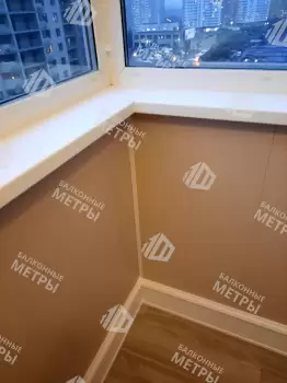 Отделка балкона панелями ПВХ и ламинат и установка кованого настенного плафона Отделка балкона панелями ПВХ и ламинат и установка кованого настенного плафона