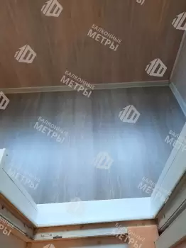 Отделка балкона под ключ ламинатом и натяжным потолком Отделка балкона под ключ ламинатом и натяжным потолком