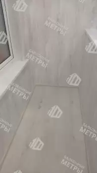 Отделка пола и потолка на балконе в кирпичном доме индивидуальной планировки Отделка пола и потолка на балконе в кирпичном доме индивидуальной планировки