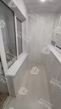 Отделка пола и потолка на балконе в кирпичном доме индивидуальной планировки Отделка пола и потолка на балконе в кирпичном доме индивидуальной планировки