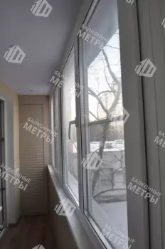 Остекление и отделка балкона ПВХ панелями и ламинатом